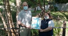 Oct. 5, 2020: The Smithsonian’s National Zoo’s 6-week-old giant panda cub is a male, Smithsonian Conservation Biology Institute scientists confirmed. A painting created by male giant panda Tian Tian, the cub’s father, was used to reveal the sex of the cub to giant panda keepers and fans online. Giant panda keepers Marty Dearie and Nicole MacCorkle hold a painting created by giant panda Tian Tian to reveal that the sex of the giant panda cub is male.